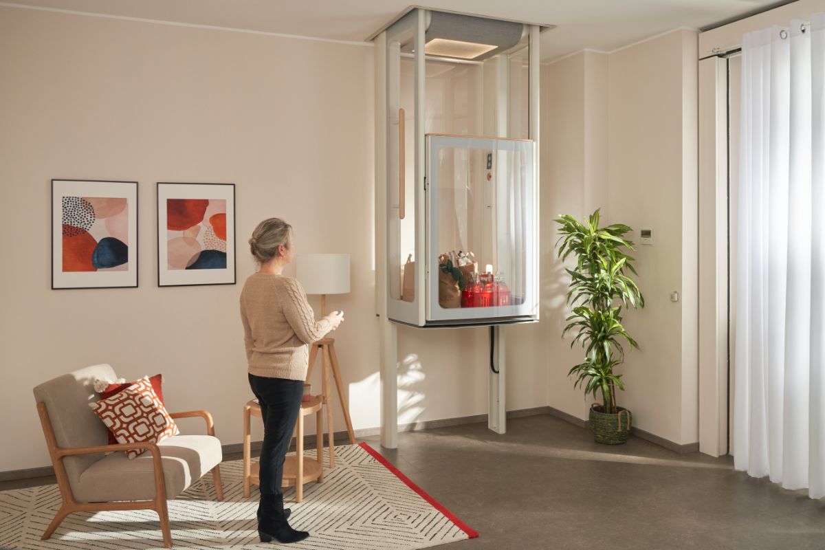 Γυναίκα στο σαλόνι της σηκώνει το Uplifts S2 με τα ψώνια της.