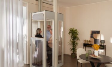 Τρεις άνθρωποι σε έναν σύγχρονο οικιακό ανελκυστήρα Uplifts S3.