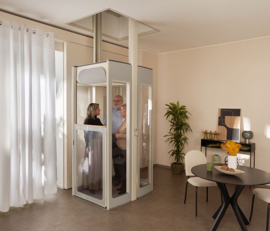 Τρεις άνθρωποι σε έναν σύγχρονο οικιακό ανελκυστήρα Uplifts S3.