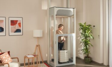 Μεσήλικη κυρία στον ανελκυστήρα Stannah Uplifts S2 στο σπίτι της.