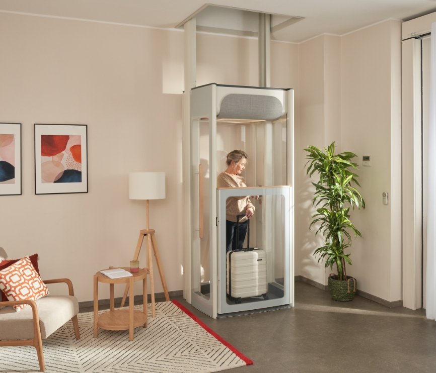 Μεσήλικη κυρία στον ανελκυστήρα Stannah Uplifts S2 στο σπίτι της.